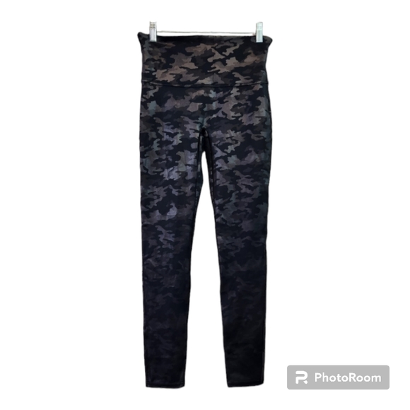 SPANX Womens Black Faux Leather Camouflage Print Shapewear Leggings Size L   EUC - Picture 5 of 15